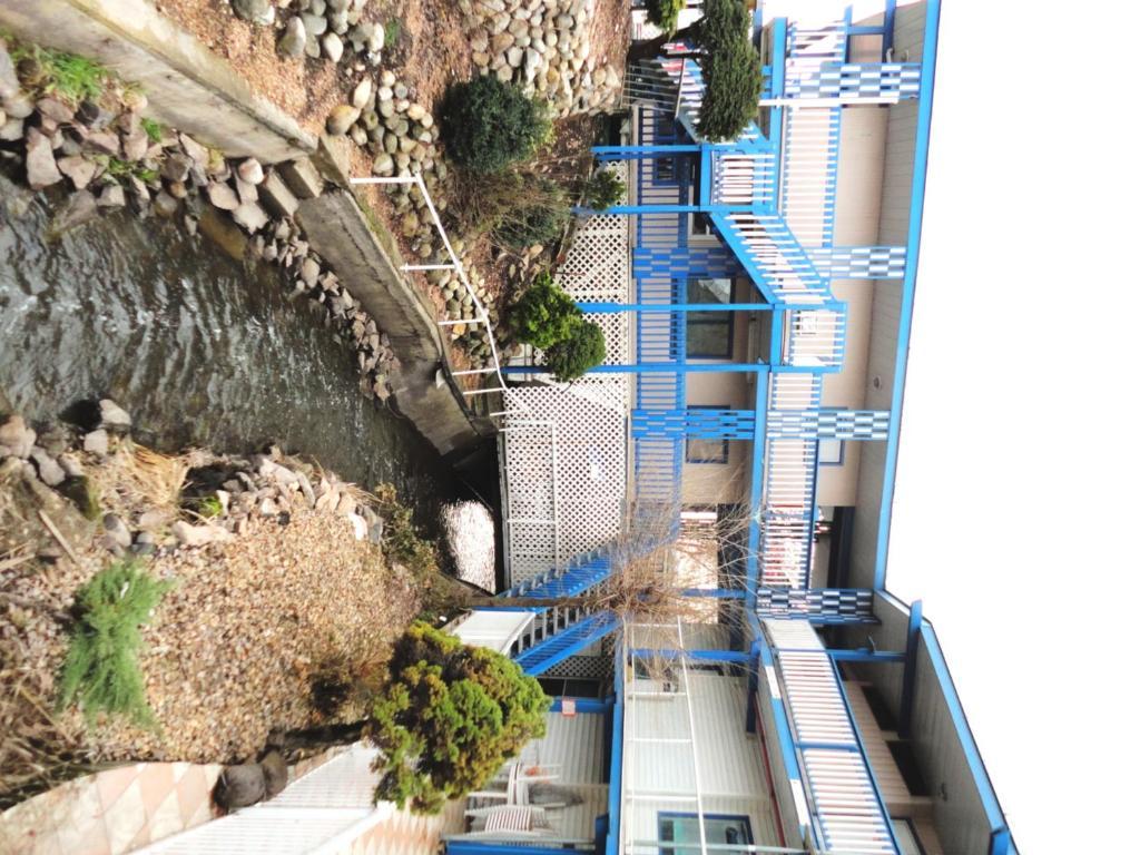 Blue Stream Motel Vernon Exterior foto